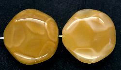 Glasperle Nugget
 Perlettglas beige, 
 hergestellt in Gablonz / Tschechien