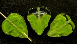 Glasperlen Blätter
 grün kristall,
 hergestellt in Gablonz Tschechien