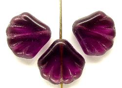 Glasperlen Muschelform 
 violett transp.,
 hergestellt in Gablonz / Tschechien