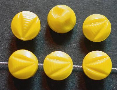 Glasknöpfe, geprägt, gelb opak In Gablonz/Böhmen um 1930 hergestellt.