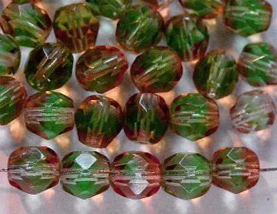 facettierte Glasperlen
 apricot grün (Zweifarbenglas),
 hergestellt in Gablonz / Tschechien