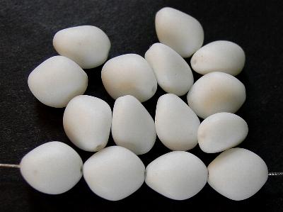 Glasperlen Nuggets in den 1940/50 Jahren in Gablonz/Böhmen hergestellt,
 weiß opak mattiert