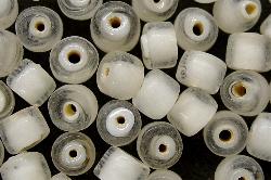 handgefertigte Wickelglasperle,
 kristall mattiert (frostet) mit weißen Kern