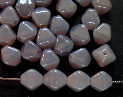 Glasperlen Doppelpyramide vierkantig helles smokyviolett opal, hergestellt in Gablonz / Tschechien