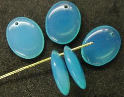 Glasperlen in den 1920/30 Jahren in Gablonz/Böhmen hergestellt
 hellblau opal