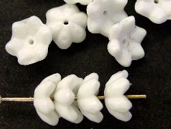 Glasperlen in den 1920/30 Jahren in Gablonz/Böhmen hergestellt
 Blüten weiß