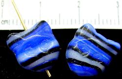 Glasperle Katzchenköpfchen Vorder-und Rückseite geprägt, blau opak marmoriert, hergestellt in Gablonz / Tschechien 