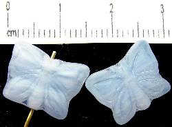 Glasperlen  Schmetterlinge 
 aqua meliert
 Vorder-und Rückseite geprägt,
 hergestellt in Gablonz / Tschechien
 