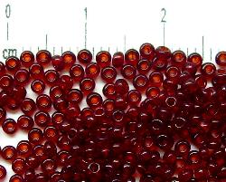 Rocailles aus Gablonz / Böhmen 
 granatrot transparent
 