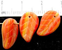 Glasperlen Blätter 
 orange meliert
 hergestellt in Gablonz / Böhmen