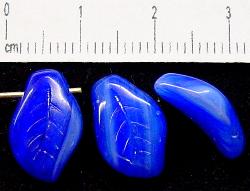Glasperlen 
 Blätter blau meliert,
 hergestellt in Gablonz / Böhmen