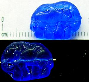 Glasperle Elefant
 blau
 Vorder-und Rückseite geprägt
 