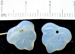 Glasperlen  Blätter milchweiß opal,
 Hergestellt in Gablonz / Böhmen