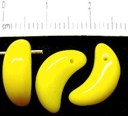 Glasperlen Bananen  bzw. Mondform, gelb opak, hergestellt in Gablonz / Böhmen