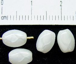 Glasperlen aus Gablonz/Böhmen ca.1930 hergestellt
 weiß alabaster
 Rosenkranzperle mit eingeprägtem Kelch