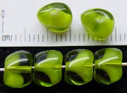 Glasperlen Nuggets  grün, hergestellt in Gablonz / Tschechien