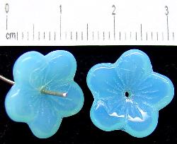 Glasperlen große Blüten 
 Opalglas blau,
 hergestellt in Gablonz Tschechien