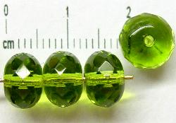 Glasperlen Linse mit facettiertem Rand, grün transp., hergestellt in Gablonz / Tschechien