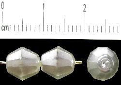 facettierte Glasperlen
 Wachsüberzug perlmutt silber,
 hergestellt in Gablonz / Tschechien