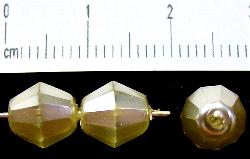 facettierte Glasperlen
 Wachsüberzug perlmutt gelb,
 hergestellt in Gablonz / Tschechien