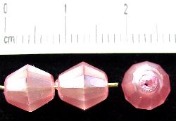 facettierte Glasperlen
 Wachsüberzug perlmutt rosa,
 hergestellt in Gablonz / Tschechien