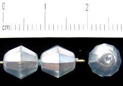 facettierte Glasperlen
 Wachsüberzug perlmutt blau,
 hergestellt in Gablonz / Tschechien