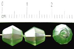 facettierte Glasperlen
 Wachsüberzug perlmutt grün,
 hergestellt in Gablonz / Tschechien