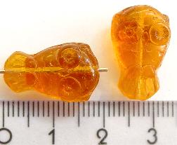 Glasperlen Eule 
 honiggelb transparent
 Vorder-und Rückseite geprägt, 
 hergestellt in Gablonz / Tschechie
 