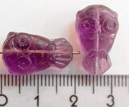 Glasperlen   
 Eule violett transparent
 Vorder-und Rückseite geprägt
 