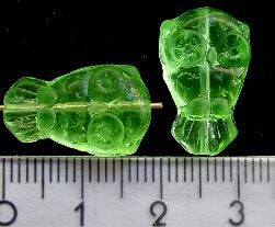 Glasperlen Eule 
 grün transparent
 Vorder-und Rückseite geprägt, 
 hergestellt in Gablonz / Tschechie
 