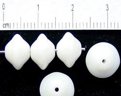 Glasperlen
 Alabasterglas milchweiß,
 hergestellt in Gablonz / Tschechien