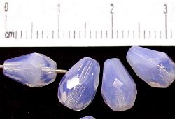 facettierte Tropfen 
 flieder opal,
 hergestellt in Gablonz / Tschechien
