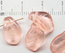 Glasperlen  Blätter 
 rosa transp.,
 hergestellt in Gablonz / Tschechien