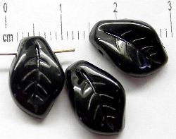 Glasperlen Blätter 
 schwarz opak,
 hergestellt in Gablonz Tschechien