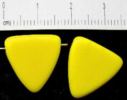 Glasperlen Dreiecke 
 gelb opak,
 hergestellt in Gablonz / Tschechien
 