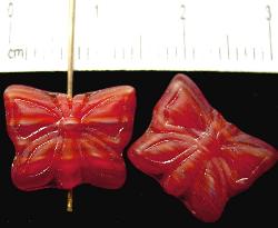 Glasperlen   
 Schmetterlinge rot meliert
 Vorder-und Rückseite geprägt,
 hergestellt in Gablonz / Tschechien
 