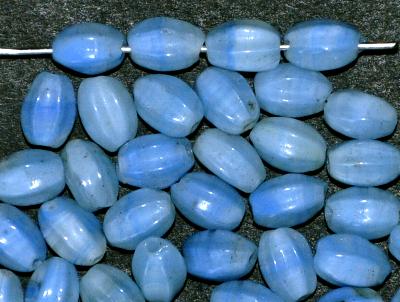 Glasperlen (Melonbeads)  in den 1920/30 Jahren in Gablonz/Böhmen hergestellt,
 hellblau weiß