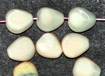Glasperlen / Table Cut Beads
 geschliffen blassgelb opak
 Rand mattiert (frostet),
 hergestellt in Gablonz / Tschechien